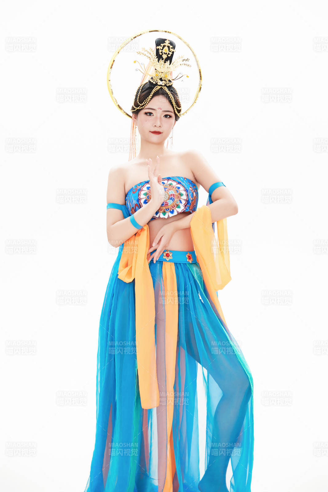 身著唐朝敦煌服飾跳飛天舞蹈的中國少女