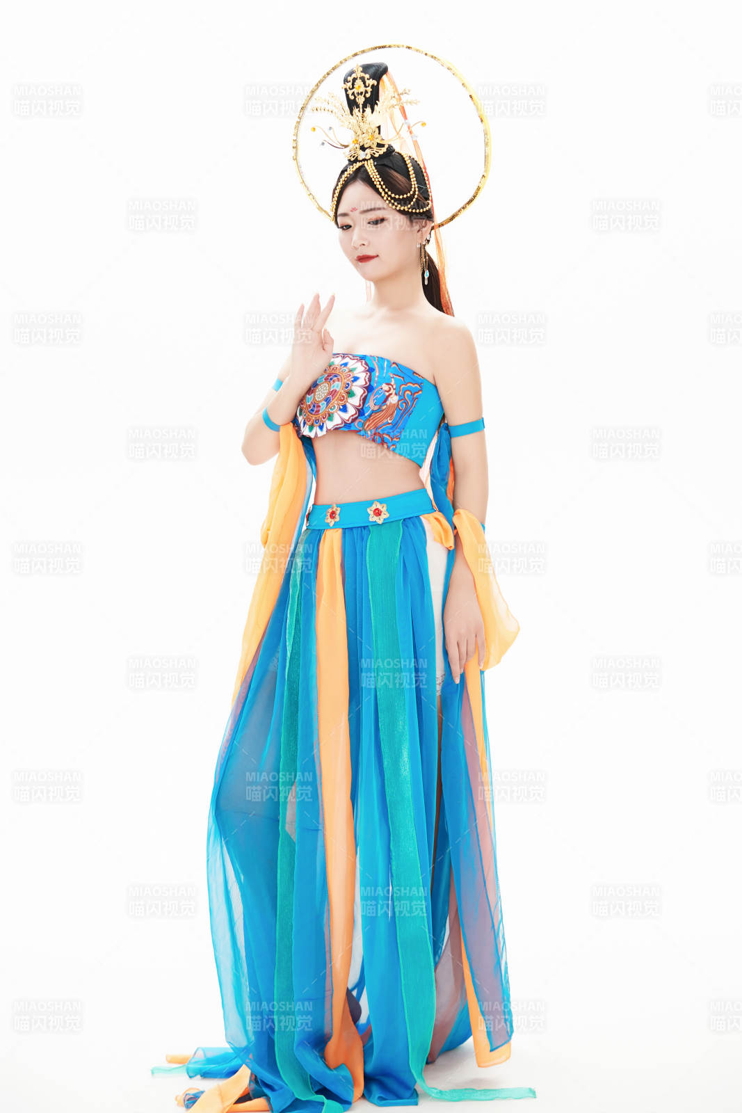 身著唐朝敦煌服飾跳飛天舞蹈的中國少女