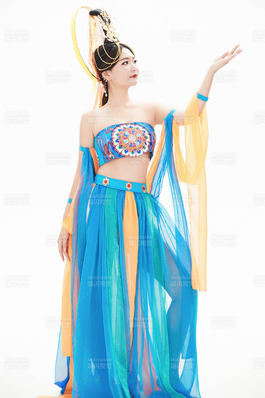 身著唐朝敦煌服飾跳飛天舞蹈的中國少女