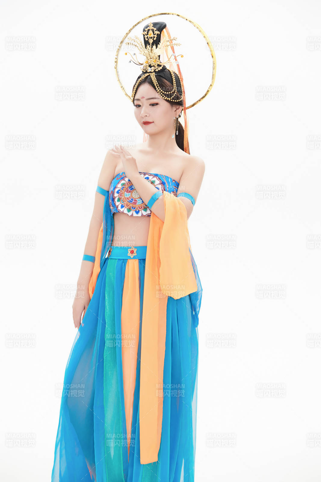 身著唐朝敦煌服飾跳飛天舞蹈的中國少女