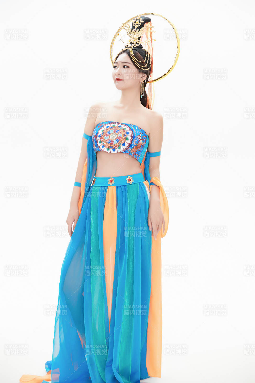 身著唐朝敦煌服飾跳飛天舞蹈的中國少女