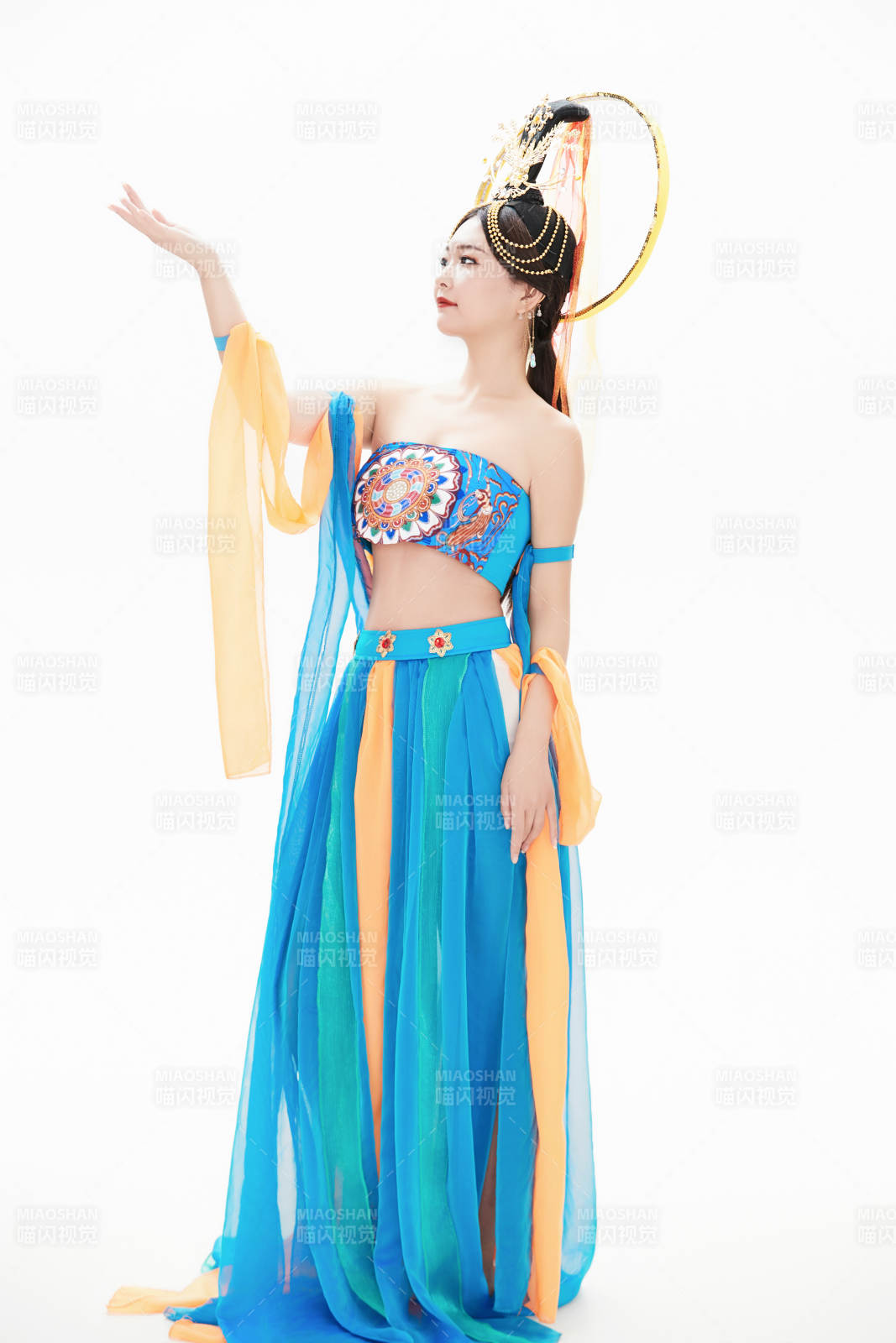 身著唐朝敦煌服飾跳飛天舞蹈的中國少女