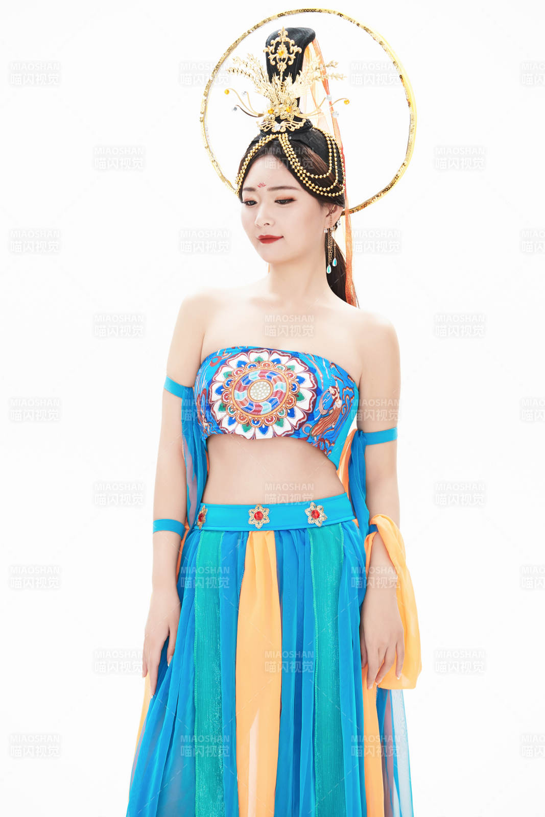 身著唐朝敦煌服飾跳飛天舞蹈的中國(guó)少女