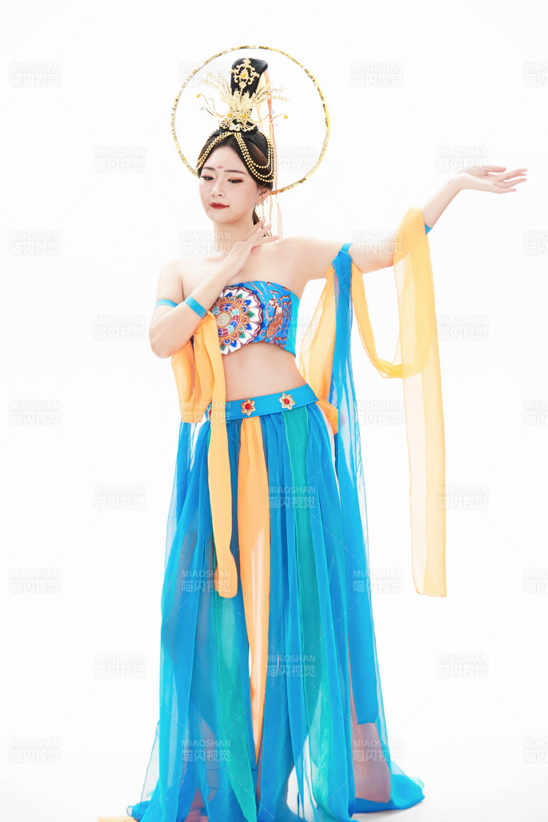 身著唐朝敦煌服飾跳飛天舞蹈的中國少女