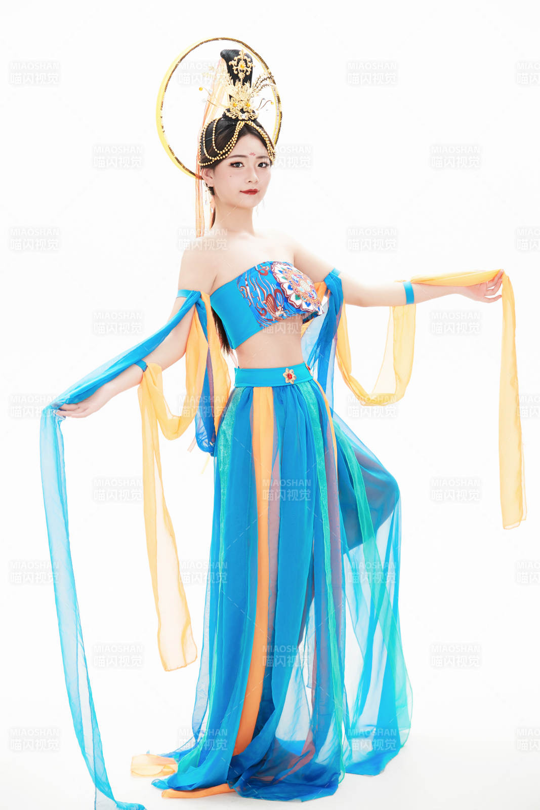 身著唐朝敦煌服飾跳飛天舞蹈的中國少女