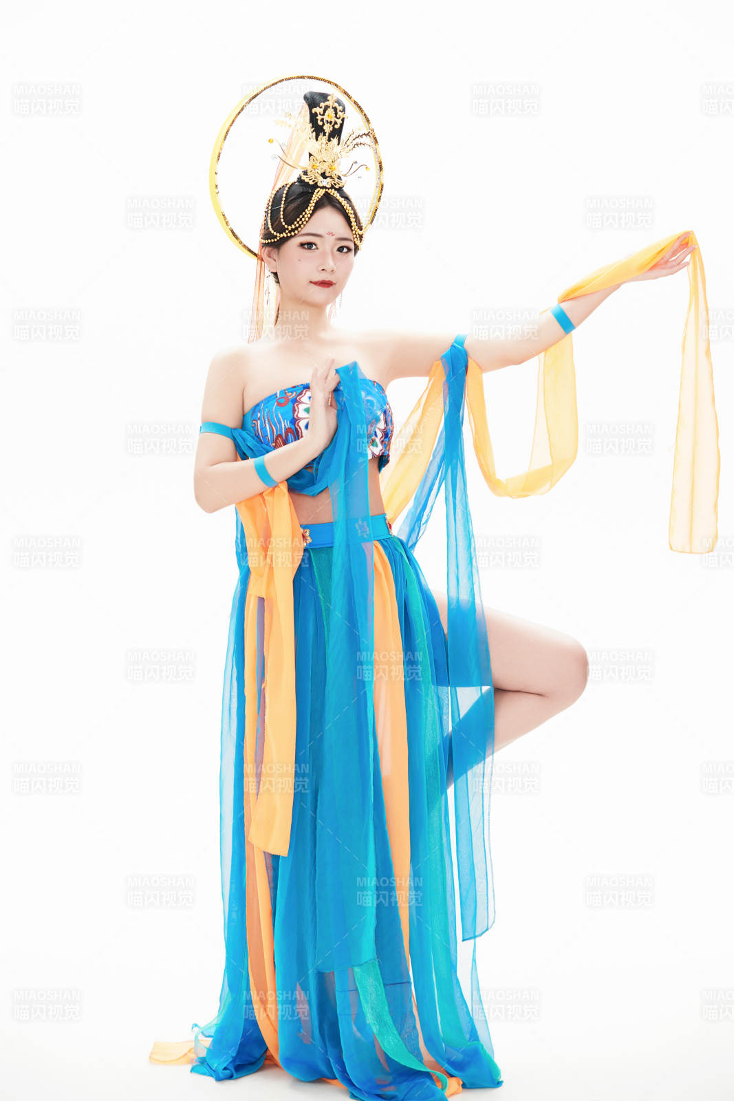 身著唐朝敦煌服飾跳飛天舞蹈的中國少女