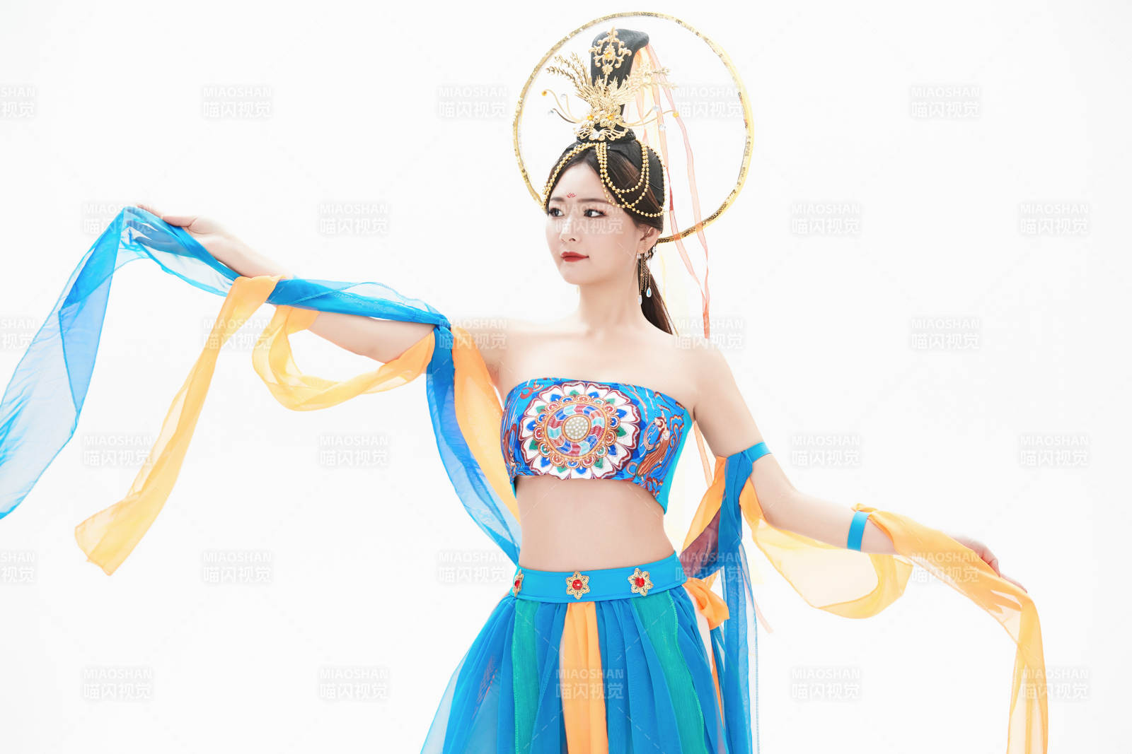 身著唐朝敦煌服飾跳飛天舞蹈的中國少女