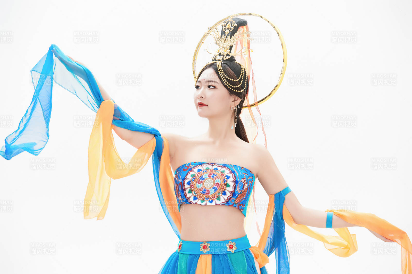 身著唐朝敦煌服飾跳飛天舞蹈的中國少女