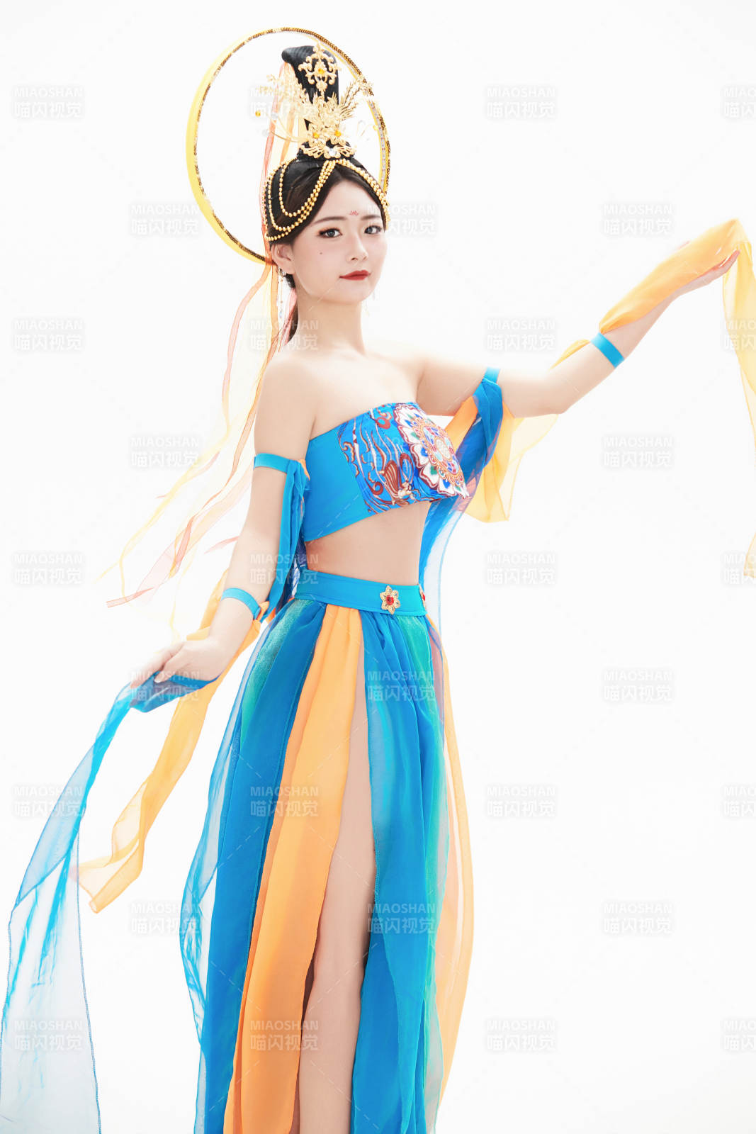 身著唐朝敦煌服飾跳飛天舞蹈的中國少女