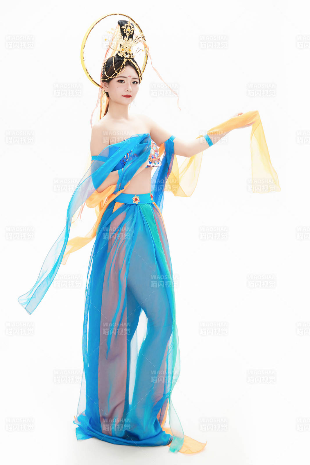 身著唐朝敦煌服飾跳飛天舞蹈的中國少女