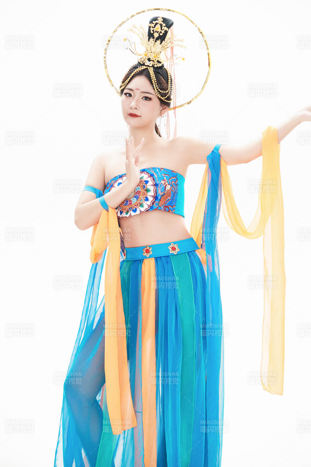 身著唐朝敦煌服飾跳飛天舞蹈的中國少女