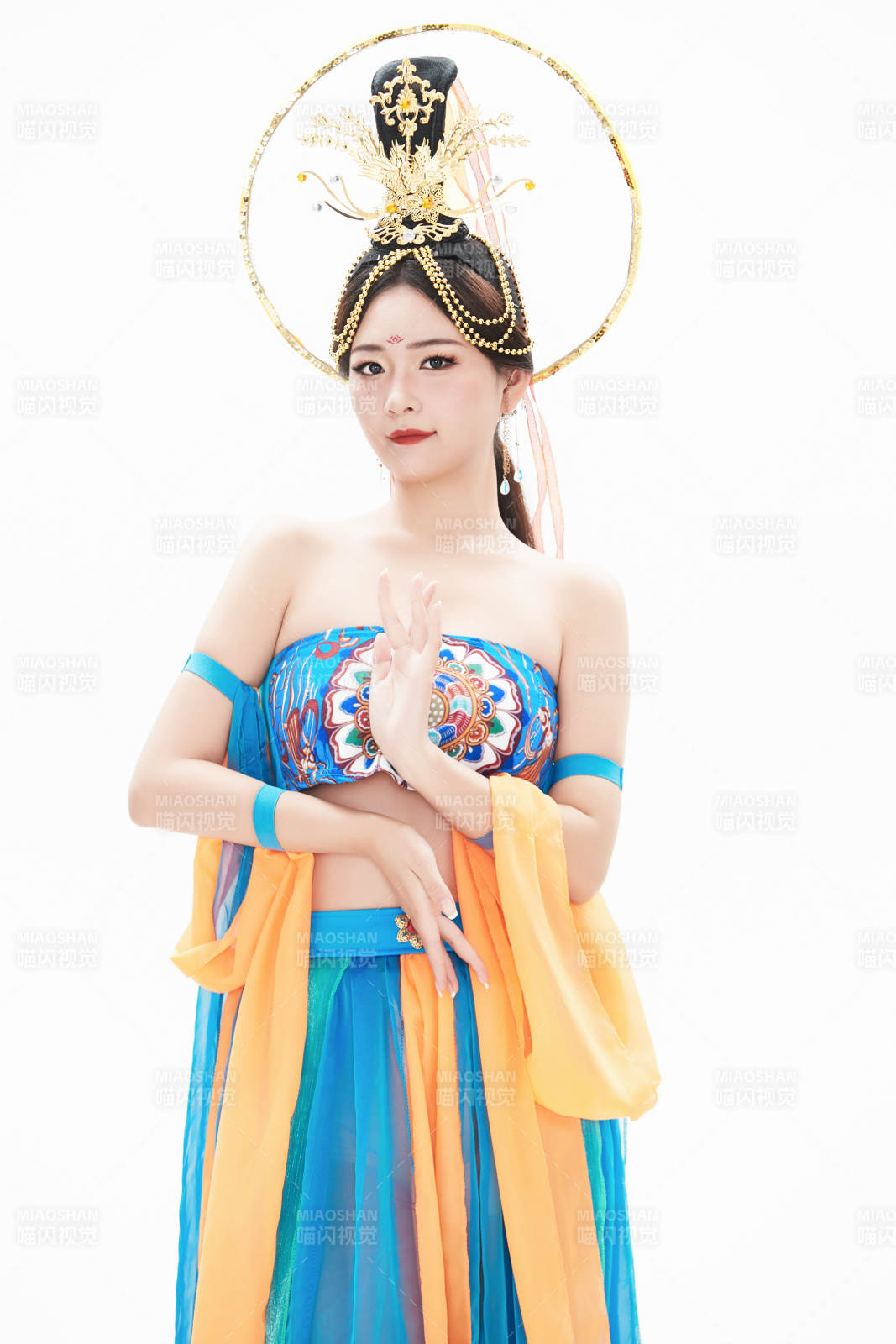 身著唐朝敦煌服飾跳飛天舞蹈的中國少女