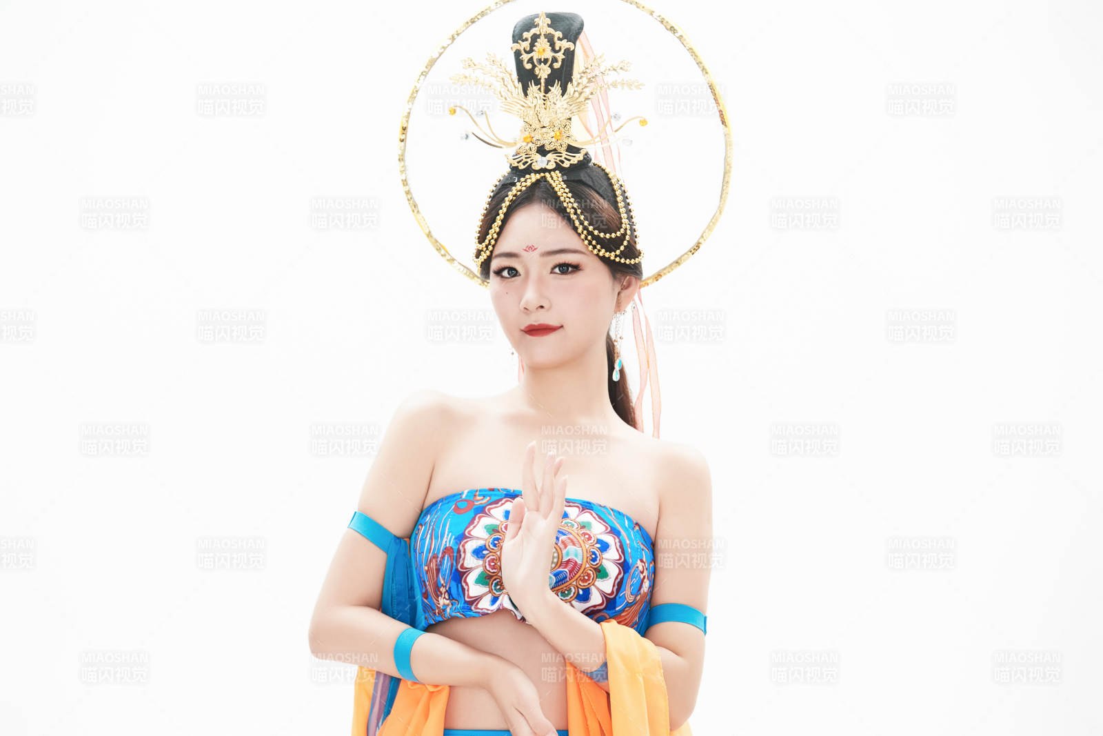 身著唐朝敦煌服飾跳飛天舞蹈的中國少女