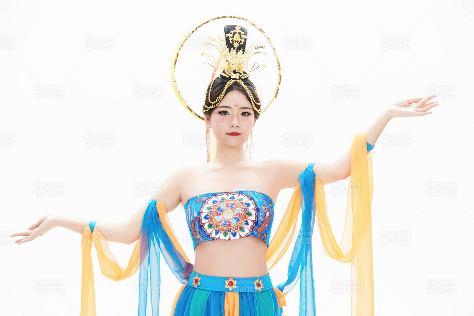 身著唐朝敦煌服飾跳飛天舞蹈的中國(guó)少女