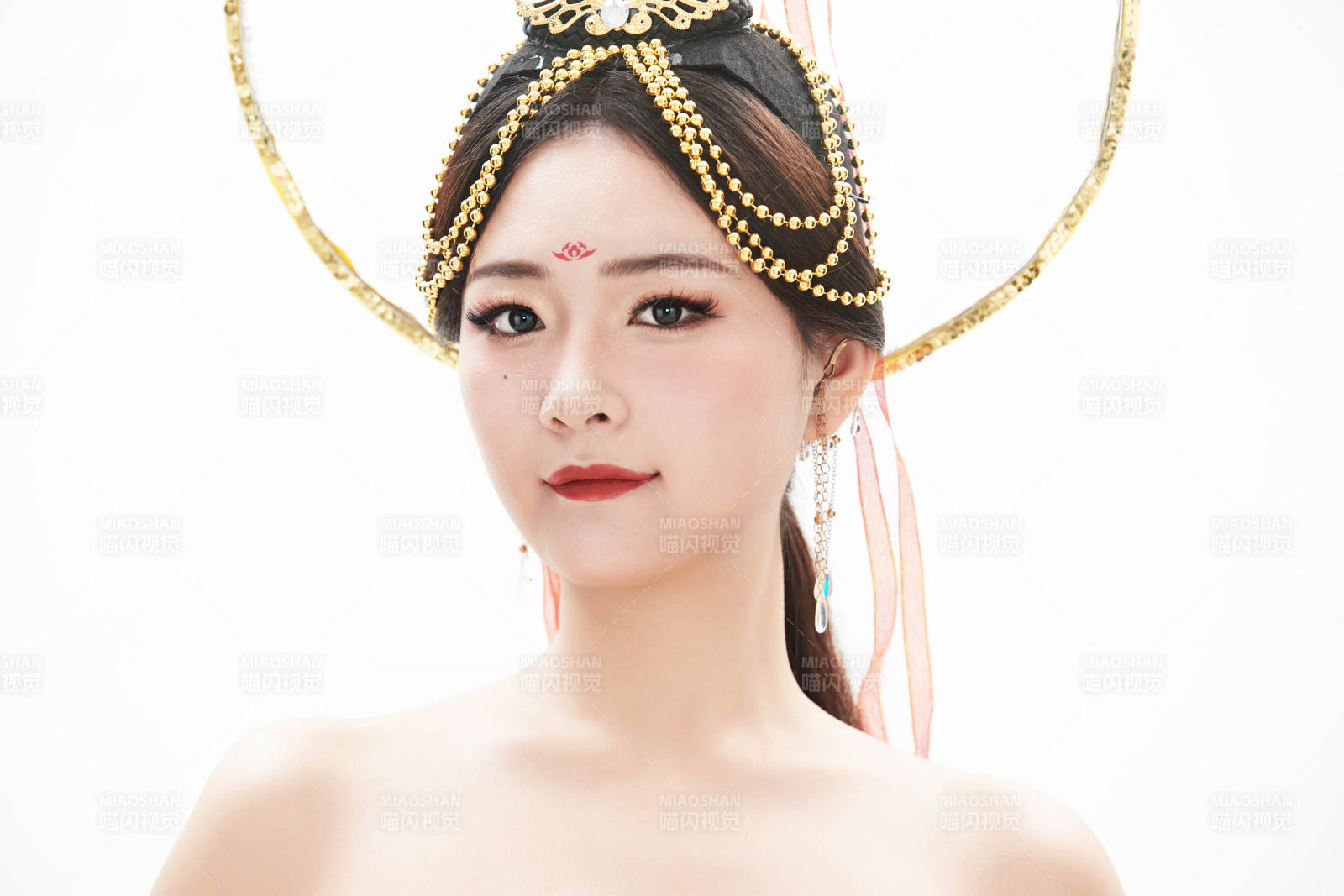 身著唐朝敦煌服飾跳飛天舞蹈的中國(guó)少女