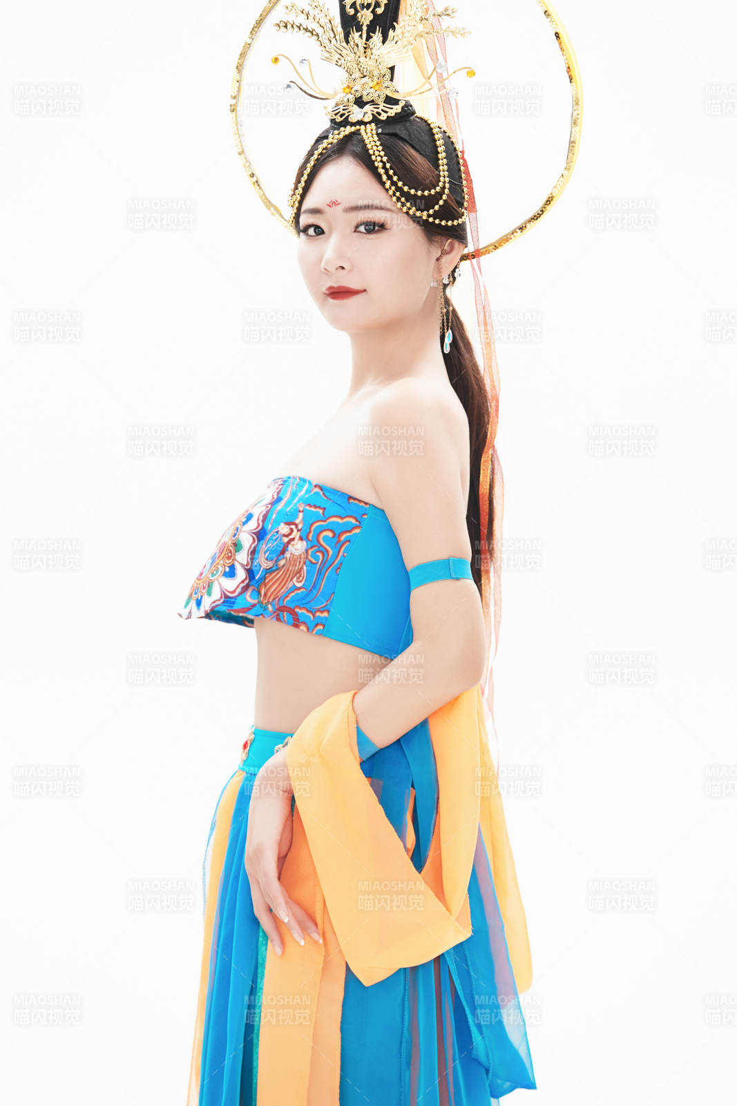 身著唐朝敦煌服飾跳飛天舞蹈的中國少女