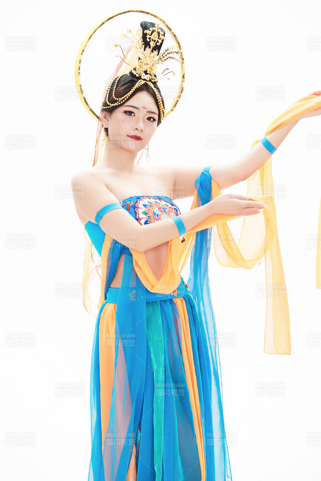 身著唐朝敦煌服飾跳飛天舞蹈的中國少女