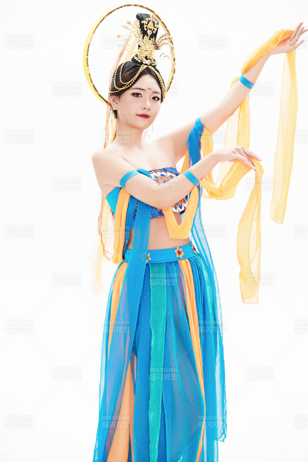 身著唐朝敦煌服飾跳飛天舞蹈的中國少女