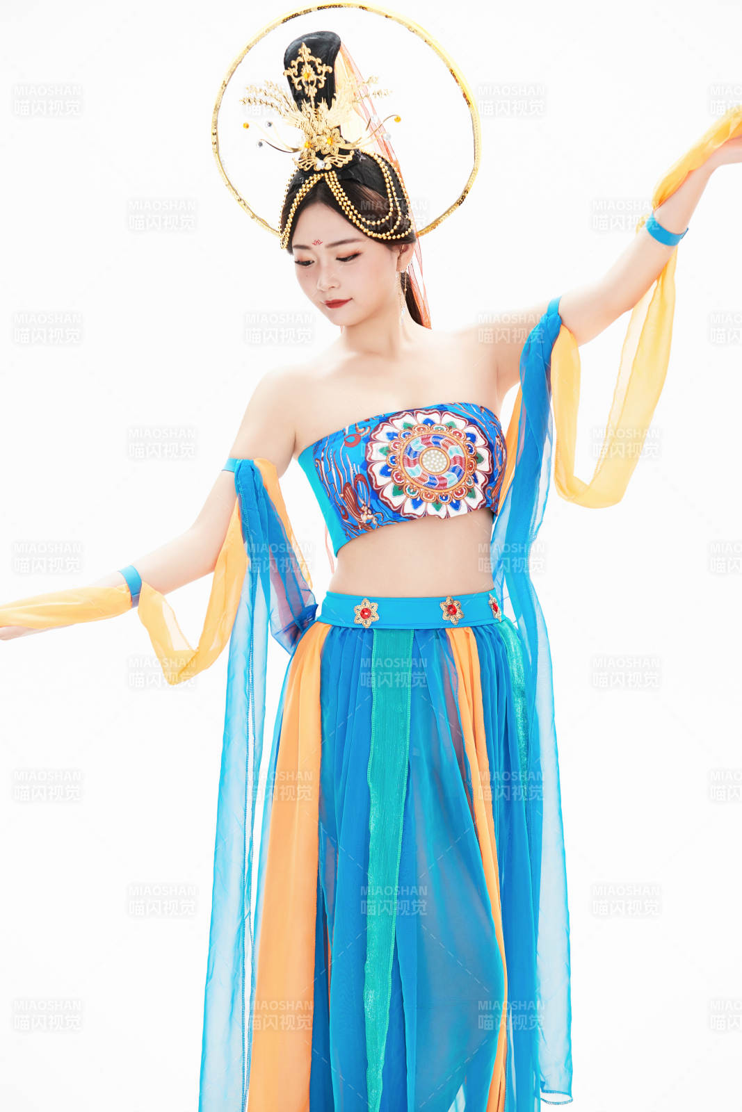 身著唐朝敦煌服飾跳飛天舞蹈的中國少女