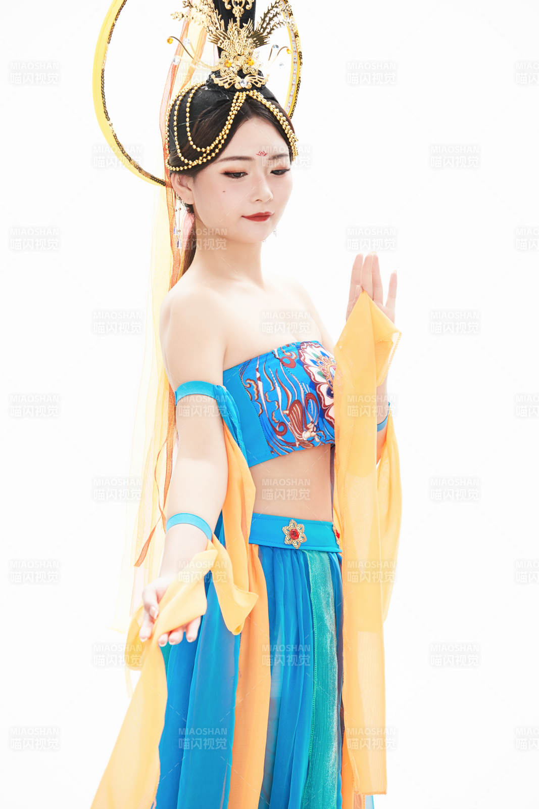 身著唐朝敦煌服飾跳飛天舞蹈的中國(guó)少女