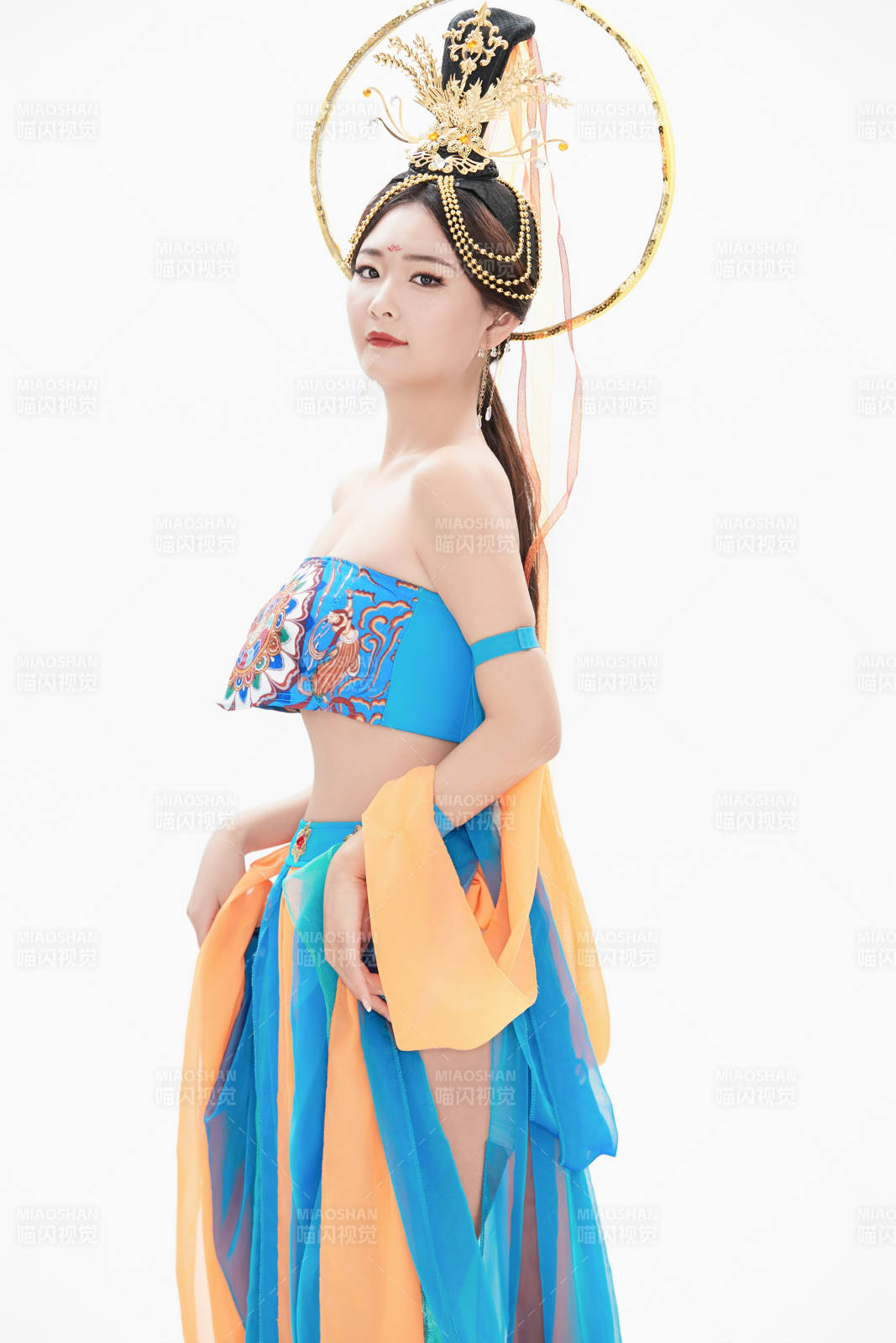 身著唐朝敦煌服飾跳飛天舞蹈的中國少女