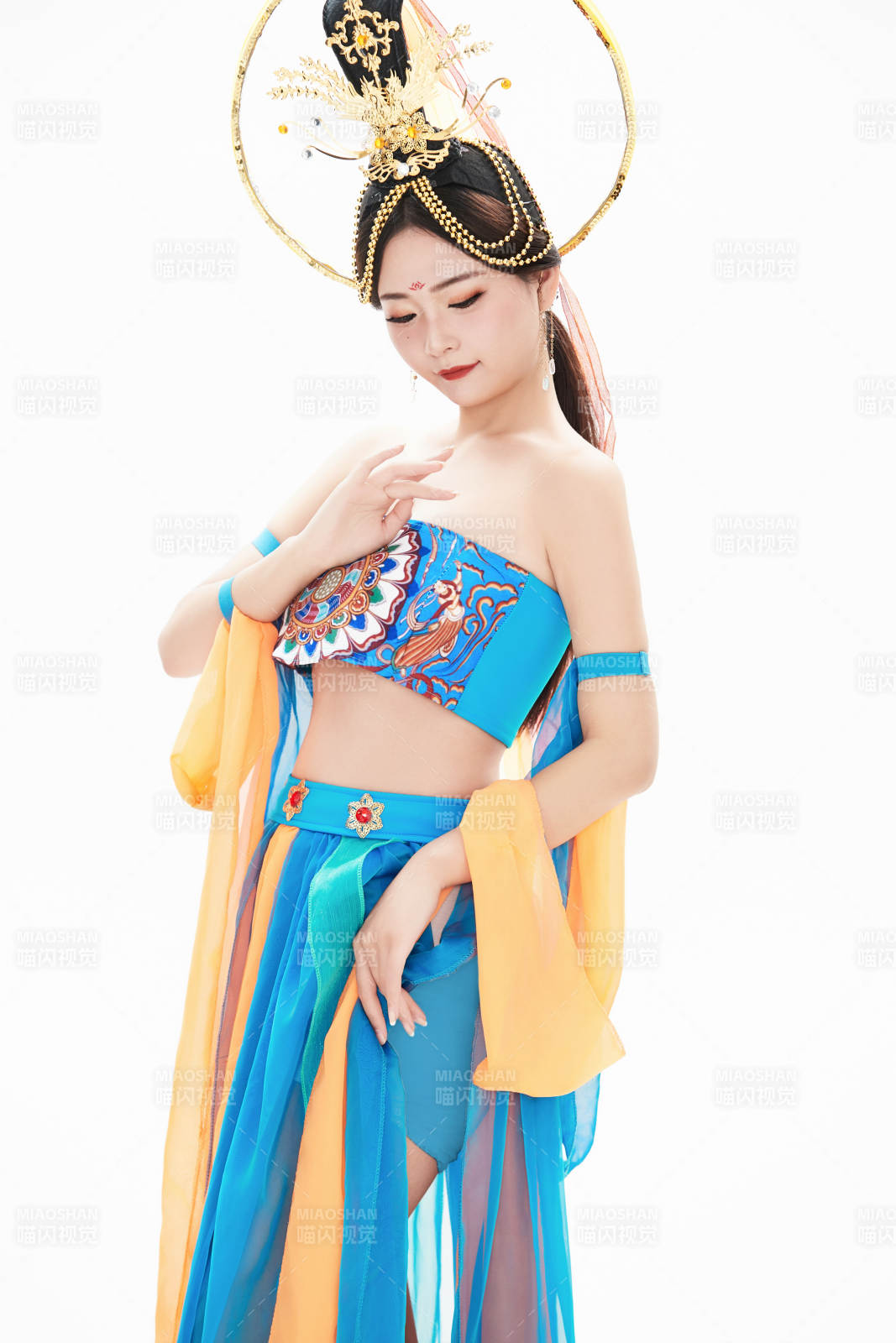 身着唐朝敦煌服饰跳飞天舞蹈的中国少女