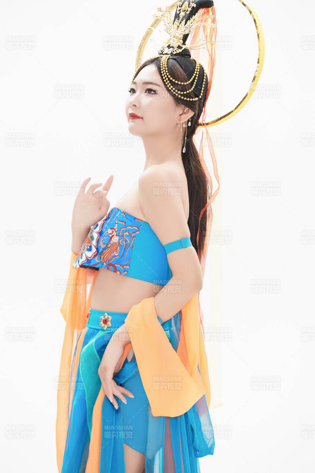 身著唐朝敦煌服飾跳飛天舞蹈的中國少女