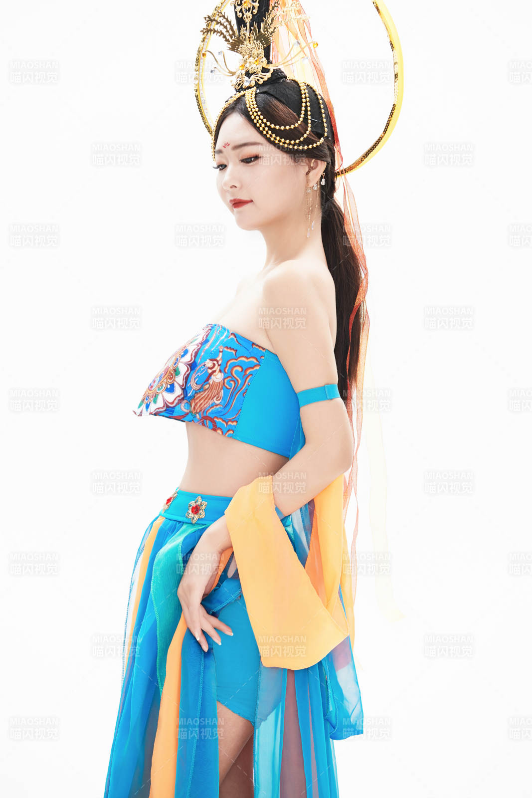 身著唐朝敦煌服飾跳飛天舞蹈的中國少女