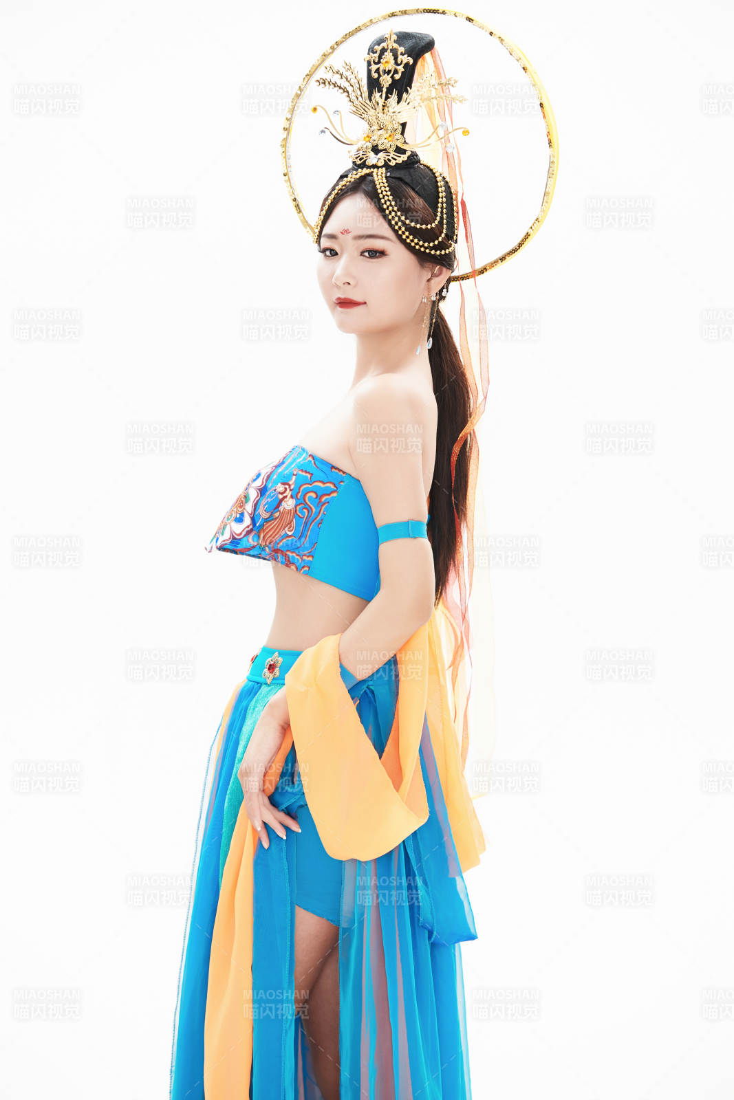 身著唐朝敦煌服飾跳飛天舞蹈的中國少女