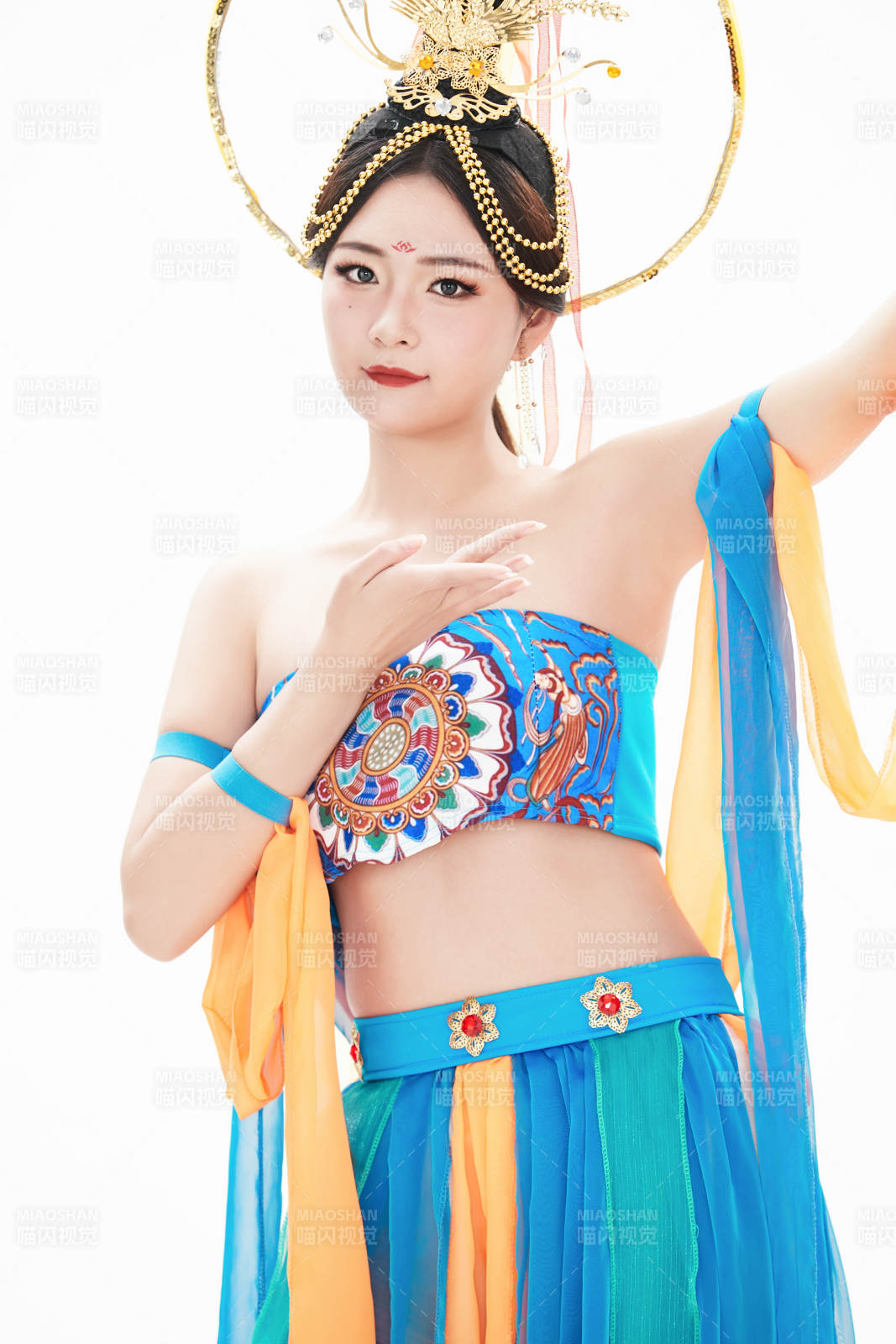 身著唐朝敦煌服飾跳飛天舞蹈的中國少女