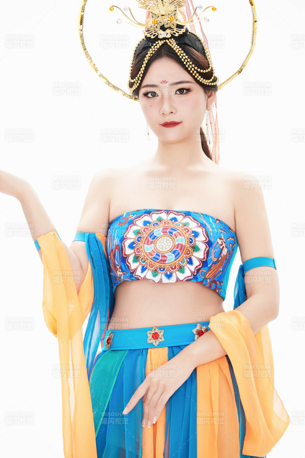 身著唐朝敦煌服飾跳飛天舞蹈的中國少女