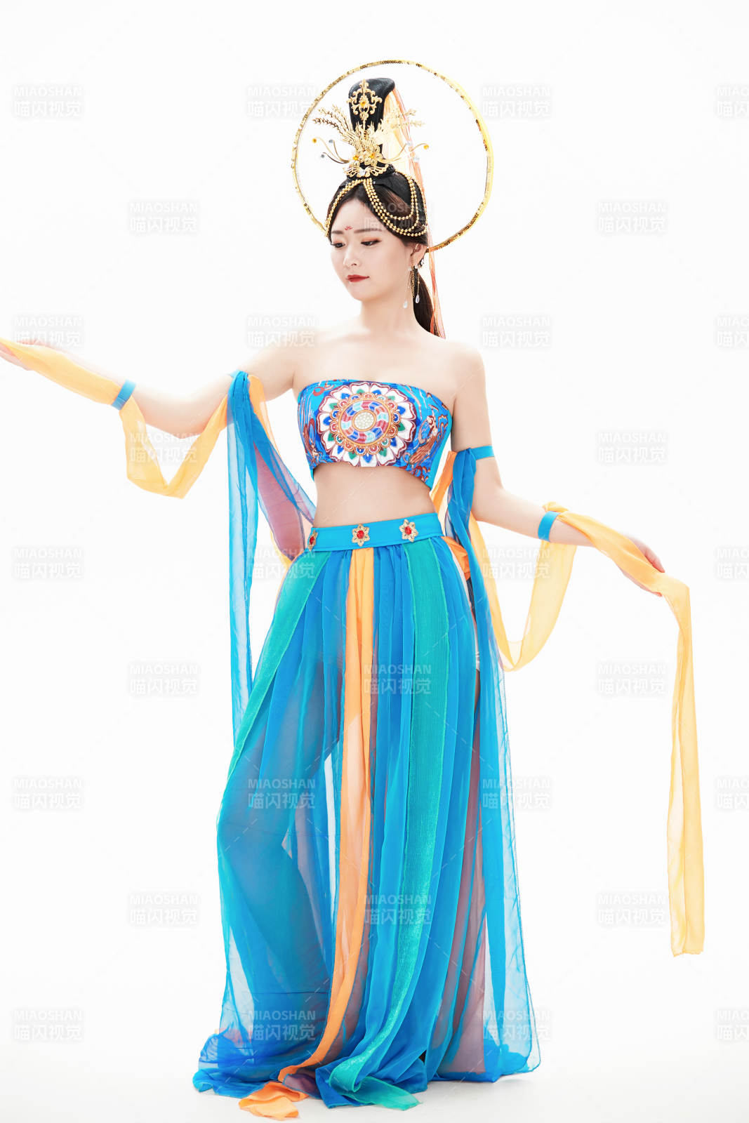 身著唐朝敦煌服飾跳飛天舞蹈的中國(guó)少女