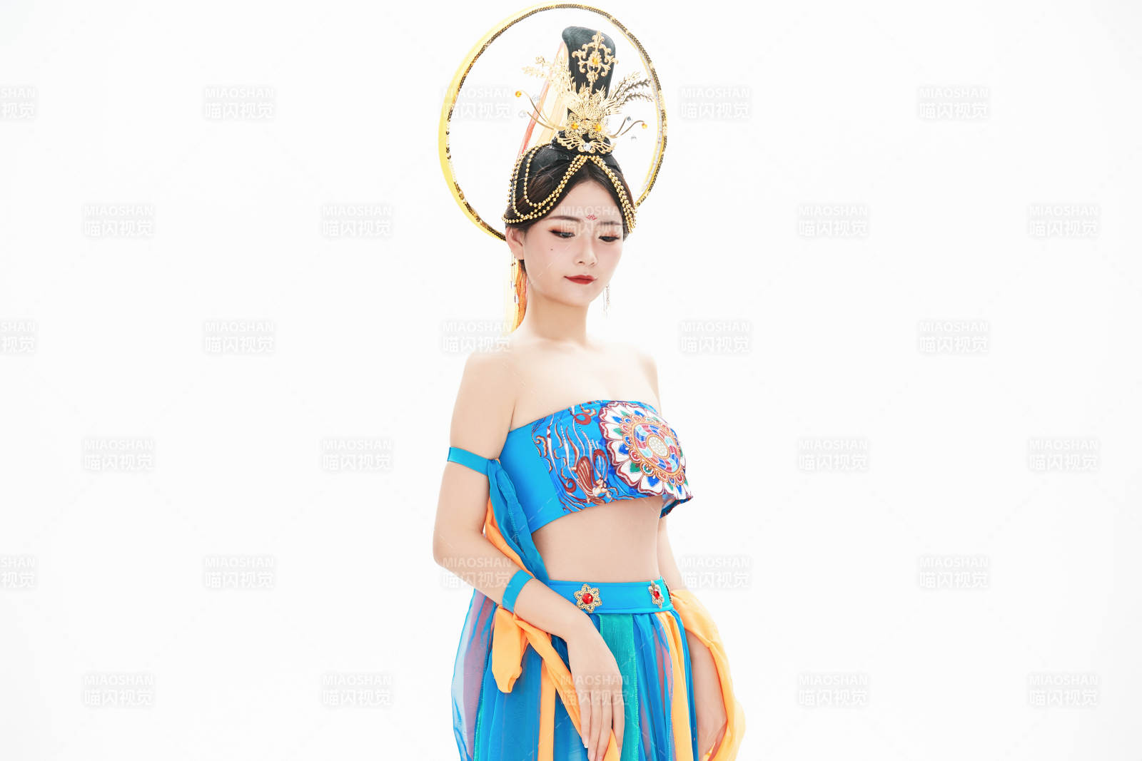 身著唐朝敦煌服飾跳飛天舞蹈的中國少女