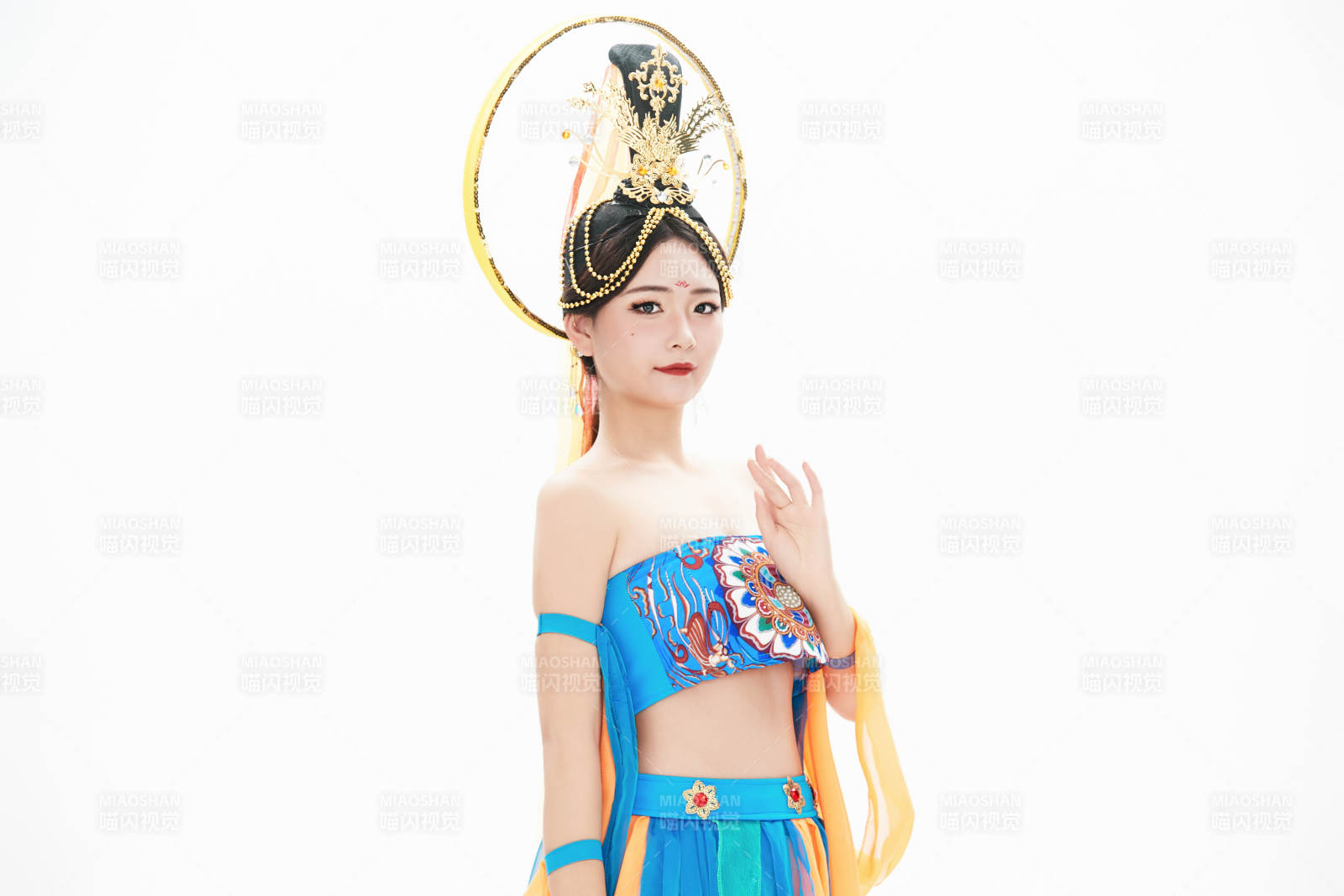 身著唐朝敦煌服飾跳飛天舞蹈的中國少女