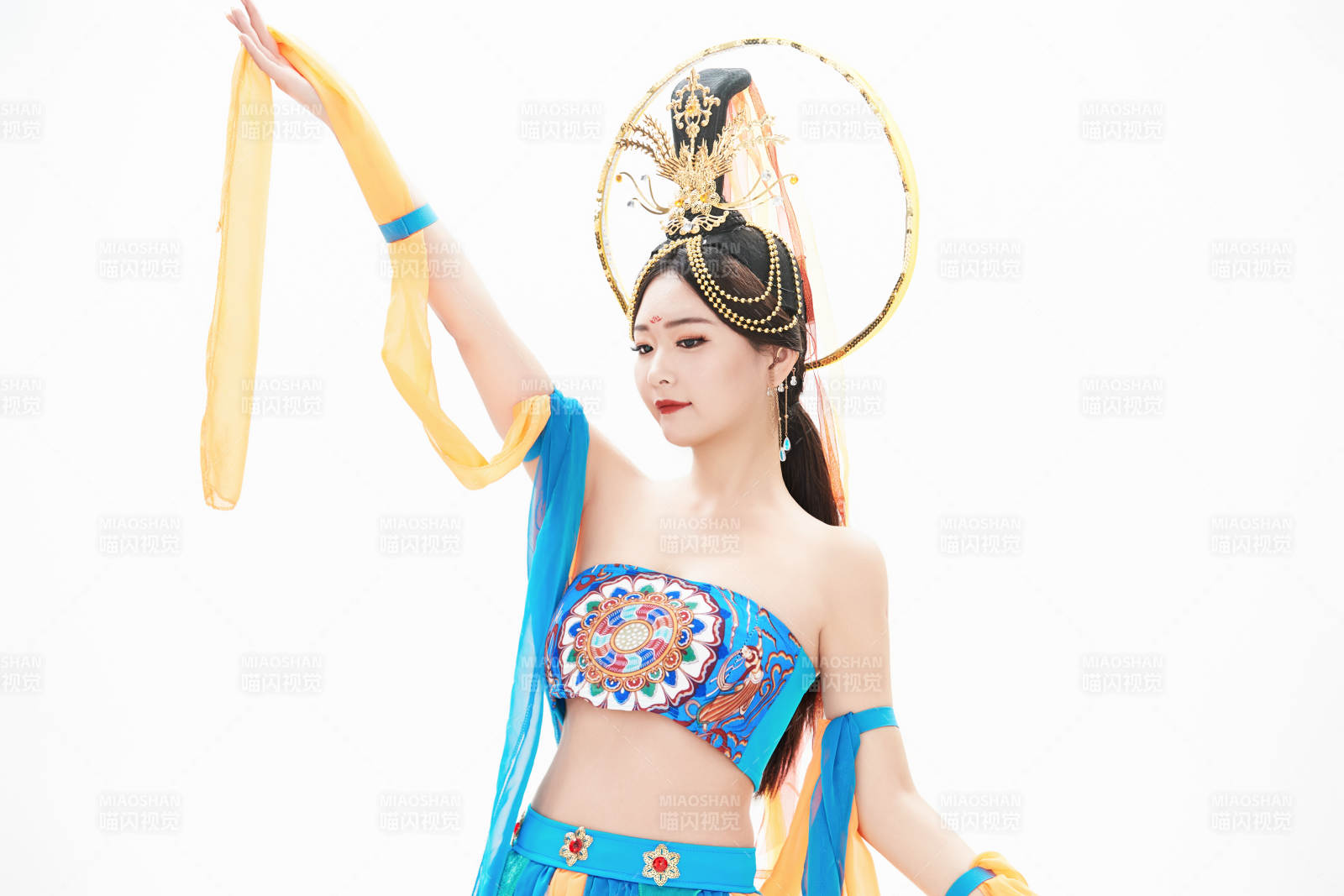 身著唐朝敦煌服飾跳飛天舞蹈的中國少女