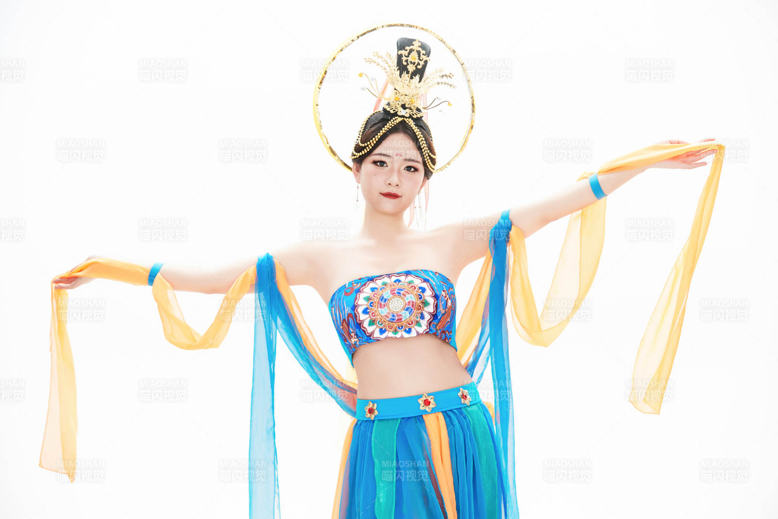 身著唐朝敦煌服飾跳飛天舞蹈的中國少女