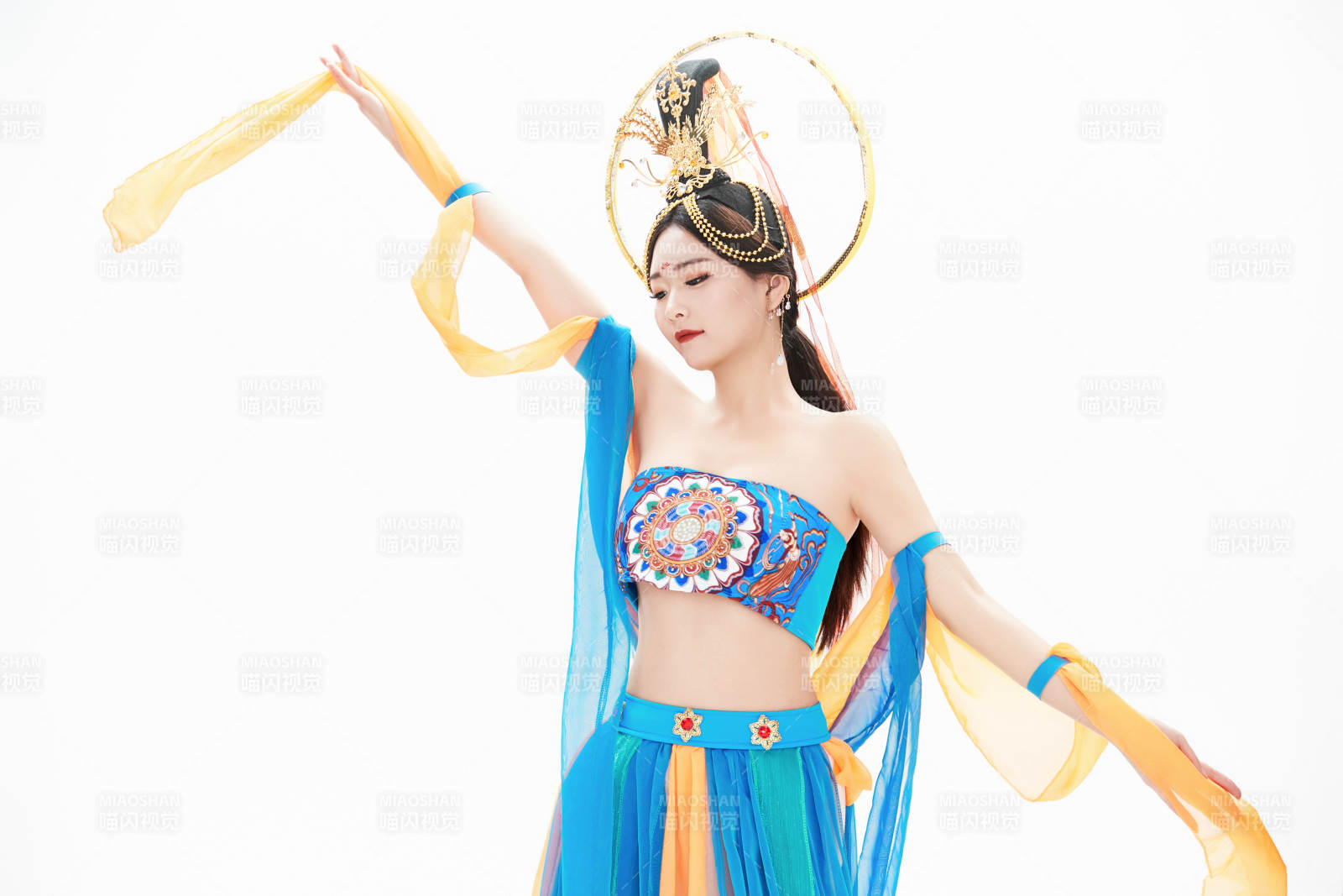 身著唐朝敦煌服飾跳飛天舞蹈的中國少女