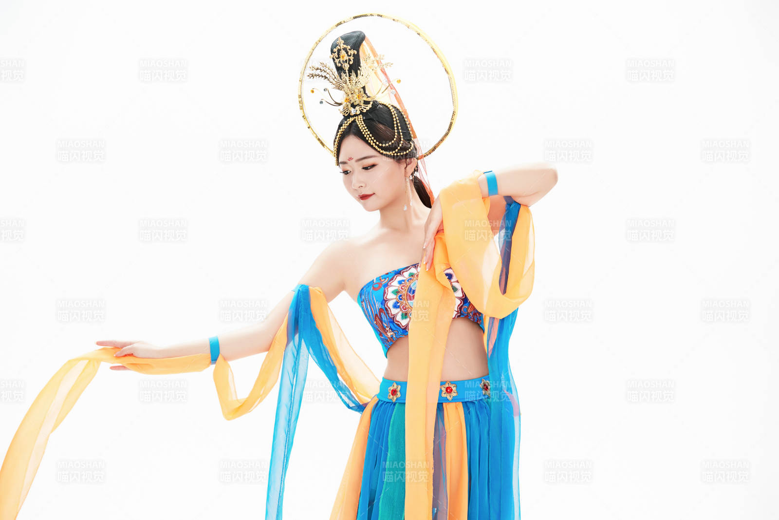 身著唐朝敦煌服飾跳飛天舞蹈的中國少女