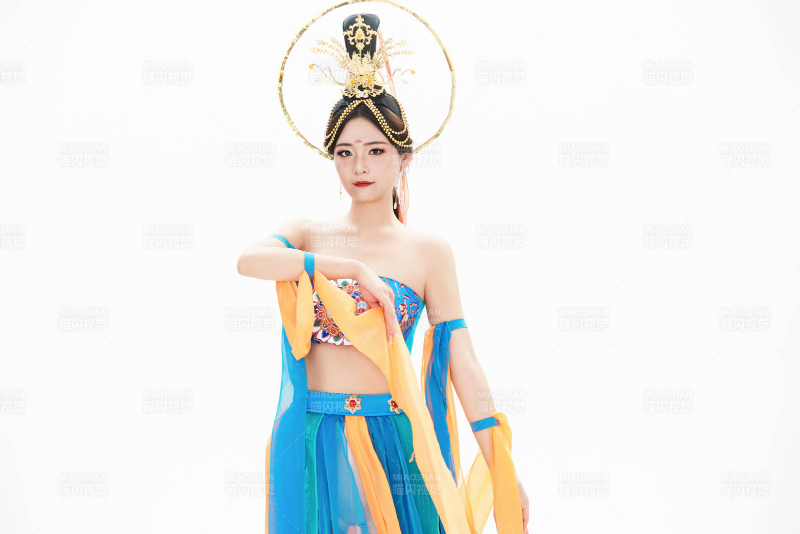 身著唐朝敦煌服飾跳飛天舞蹈的中國少女