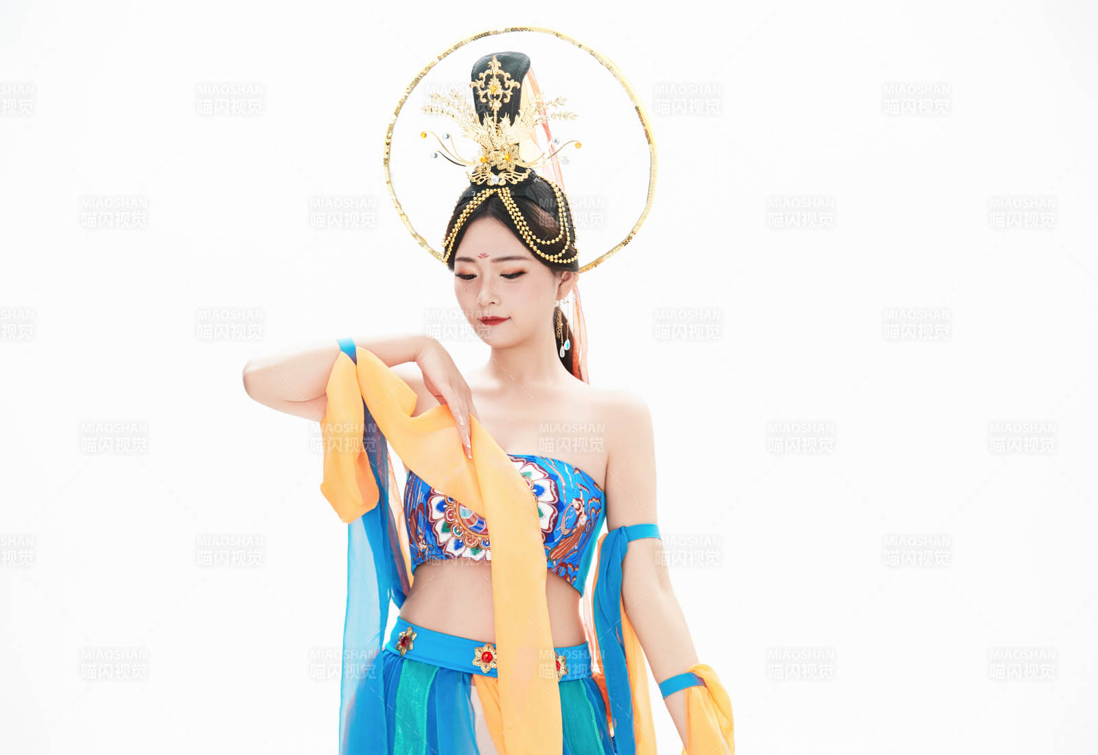 身著唐朝敦煌服飾跳飛天舞蹈的中國少女