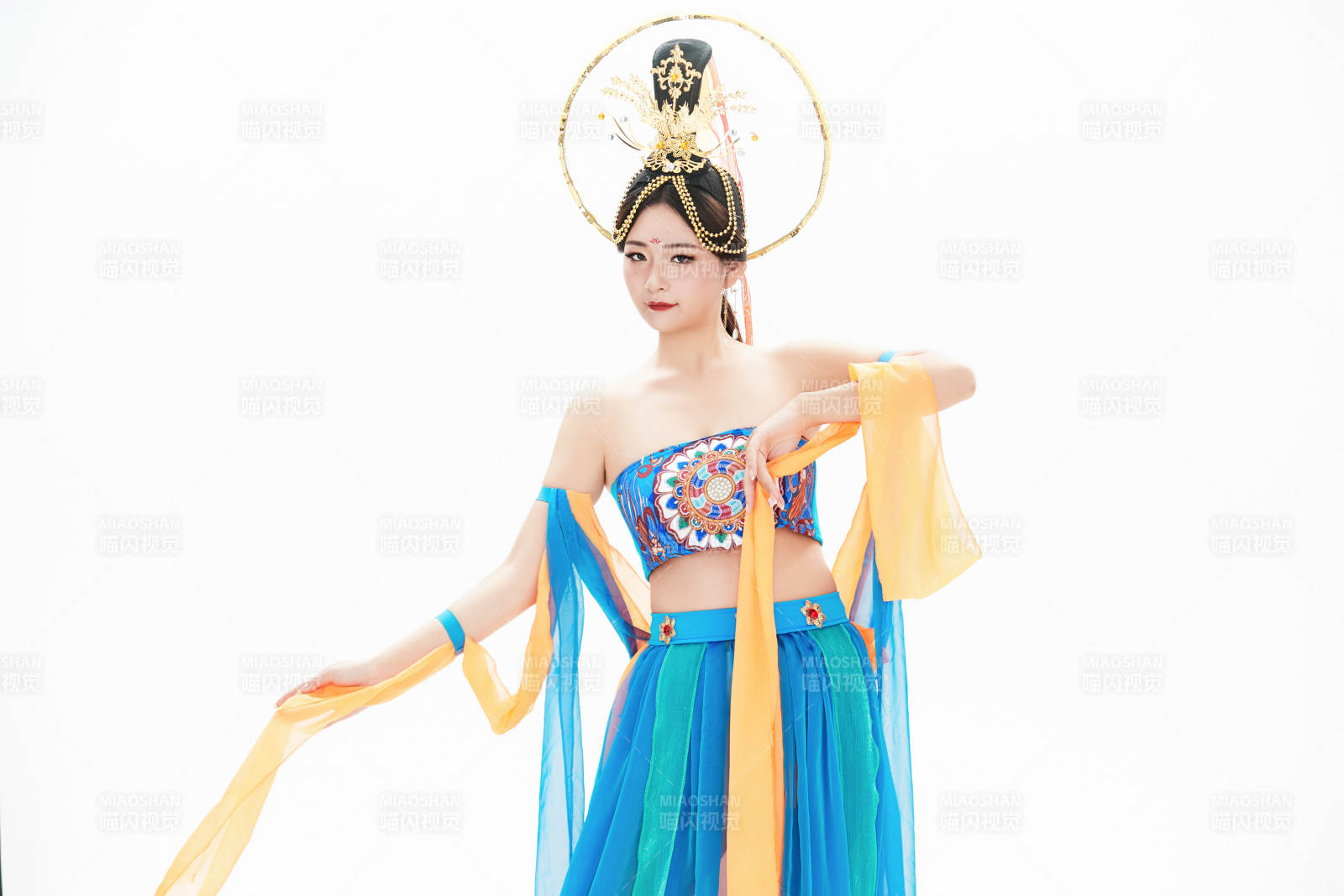 身著唐朝敦煌服飾跳飛天舞蹈的中國少女