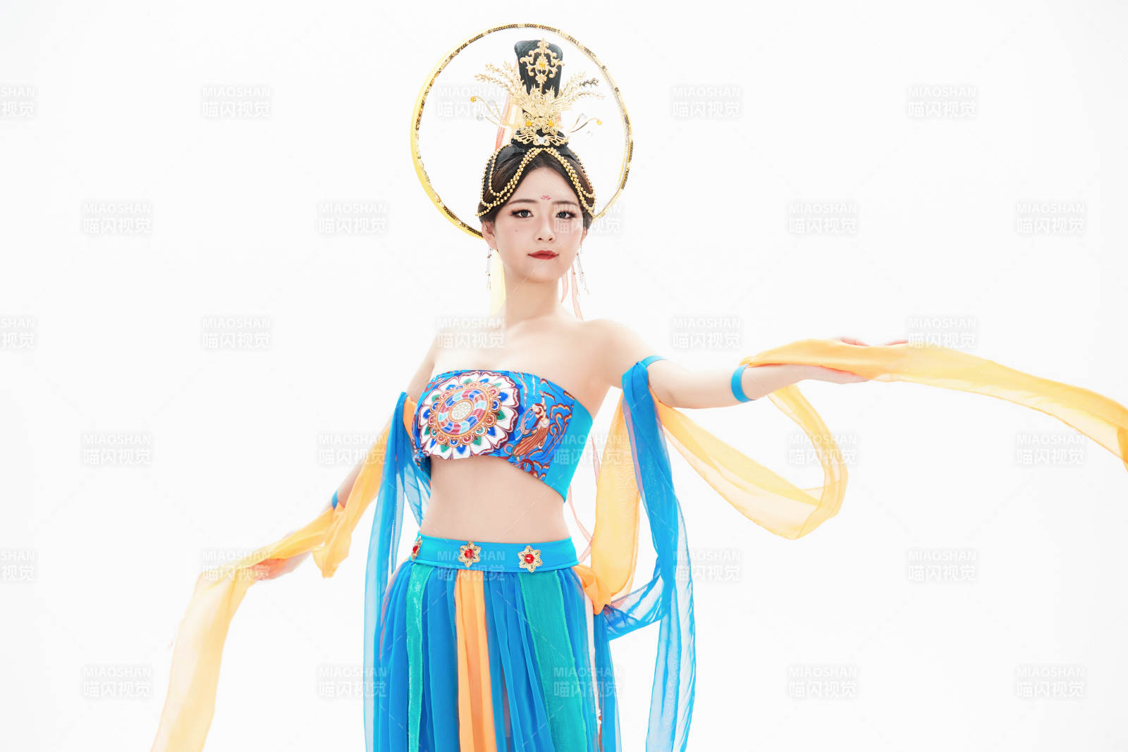 身著唐朝敦煌服飾跳飛天舞蹈的中國少女