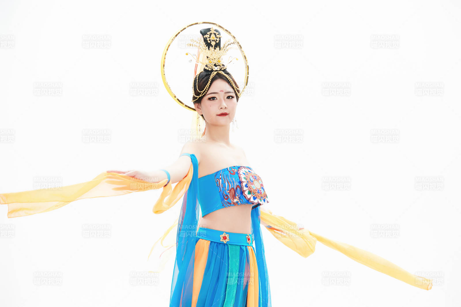 身著唐朝敦煌服飾跳飛天舞蹈的中國少女