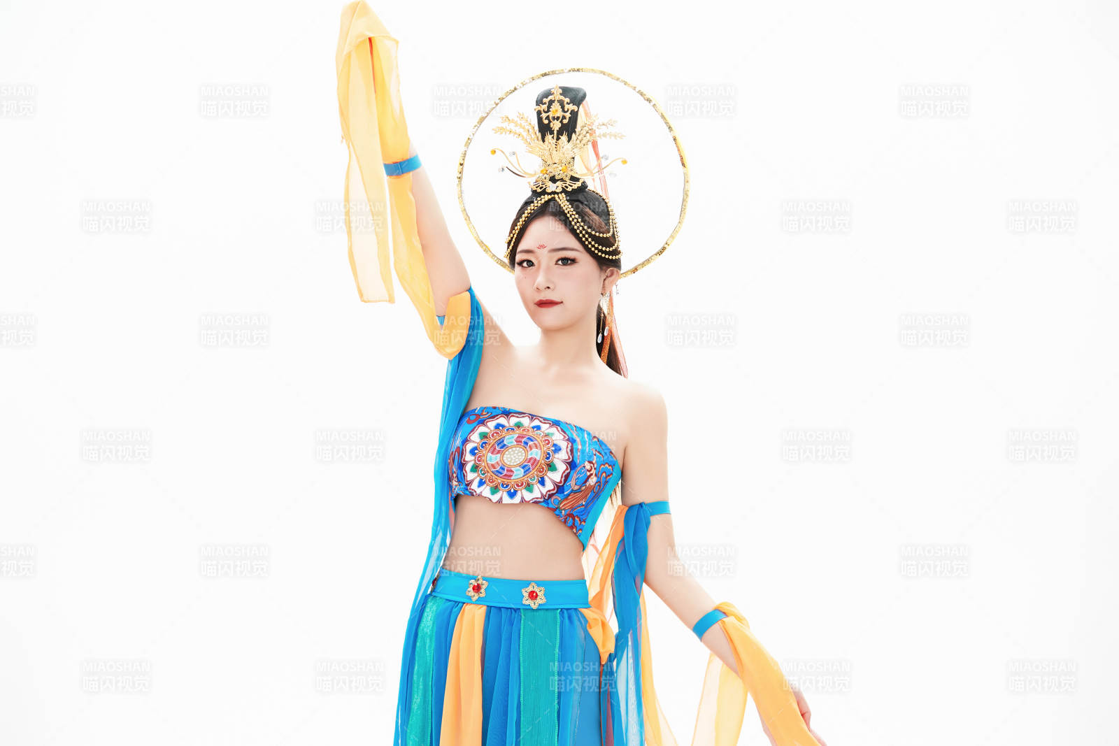 身著唐朝敦煌服飾跳飛天舞蹈的中國少女