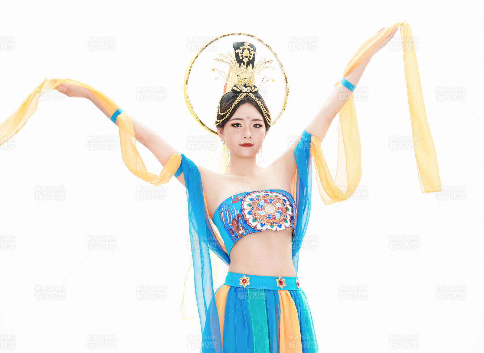 身著唐朝敦煌服飾跳飛天舞蹈的中國少女