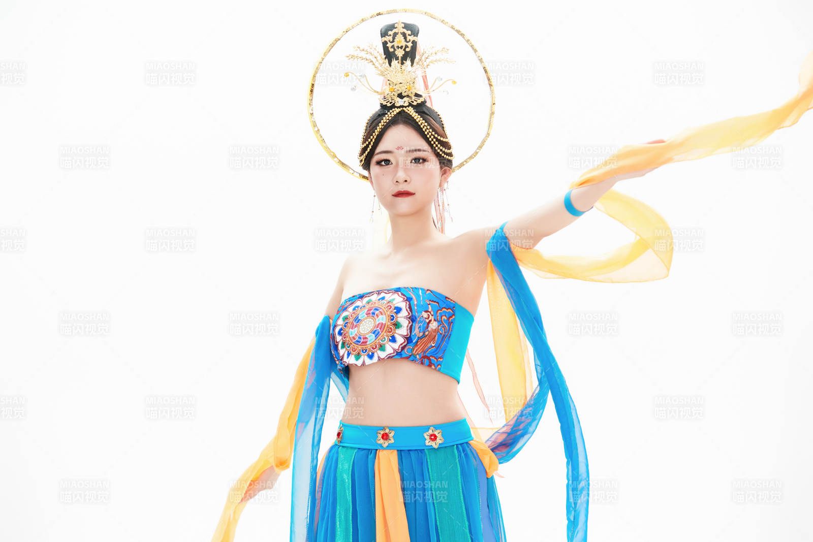 身著唐朝敦煌服飾跳飛天舞蹈的中國少女