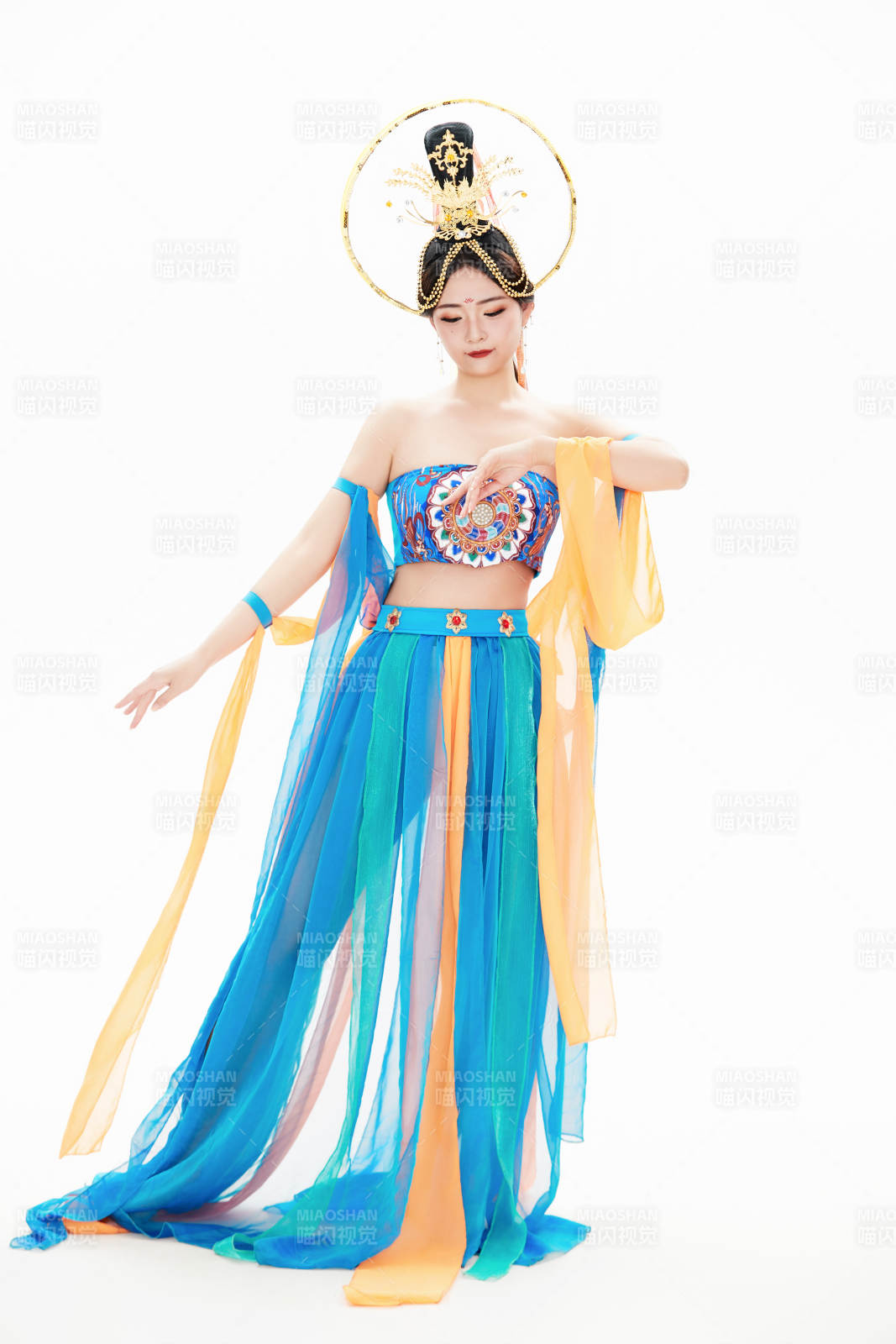 身著唐朝敦煌服飾跳飛天舞蹈的中國少女