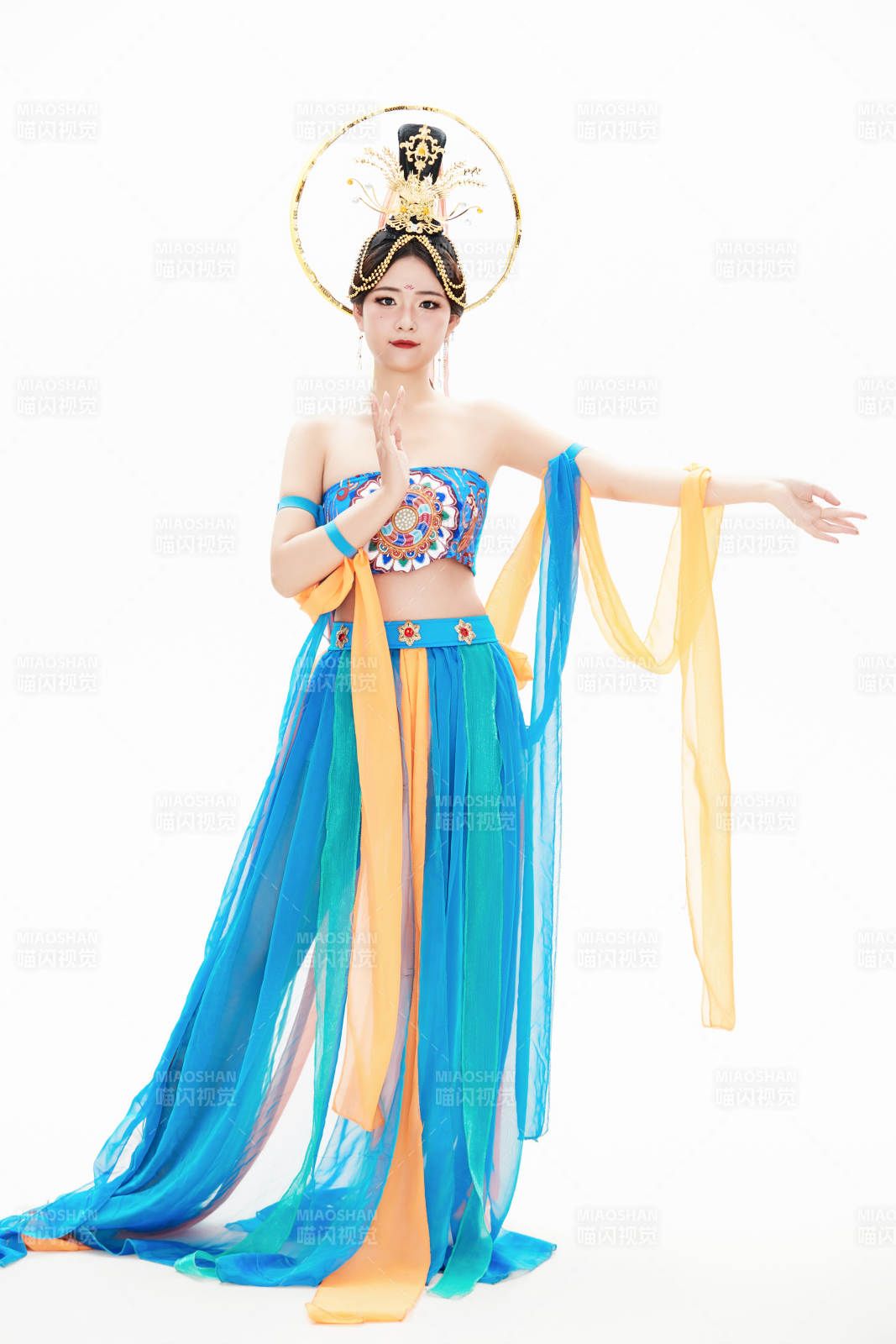 身著唐朝敦煌服飾跳飛天舞蹈的中國少女