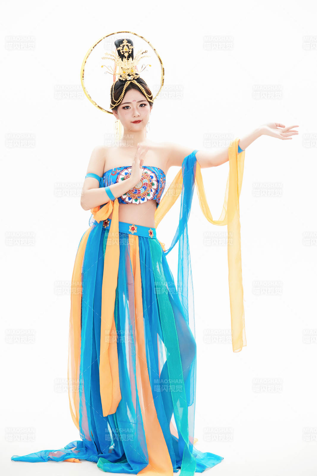 身著唐朝敦煌服飾跳飛天舞蹈的中國少女