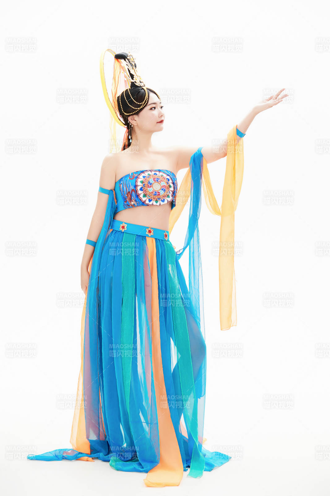 身著唐朝敦煌服飾跳飛天舞蹈的中國少女